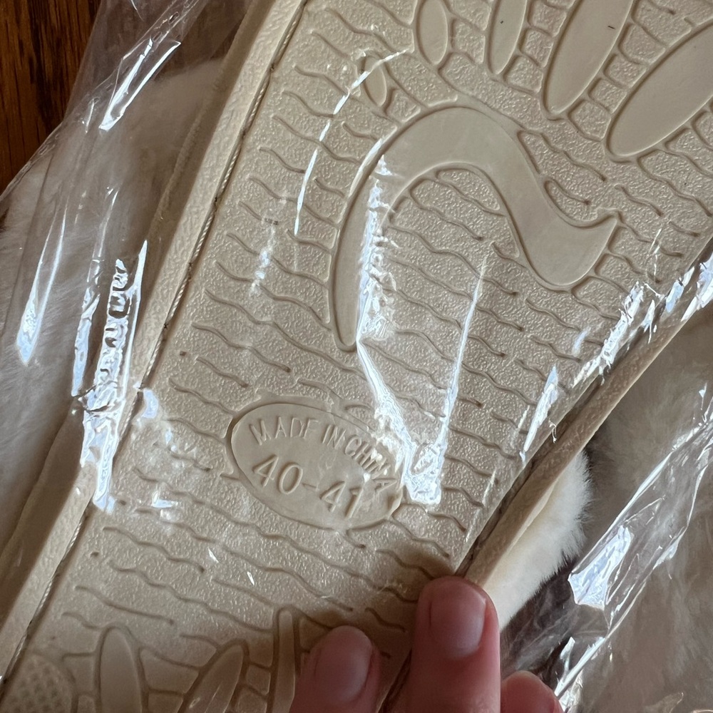 ⚪️Women’s size 40-41, “Jaclyn” “Bridesmaid” fuzzy cream slippers, personalized. - Picture 7 of 8